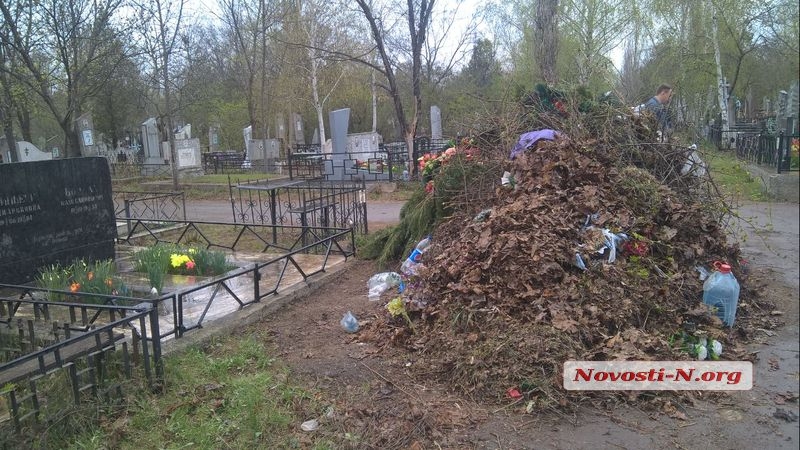 Накануне поминального дня на городском кладбище горы мусора