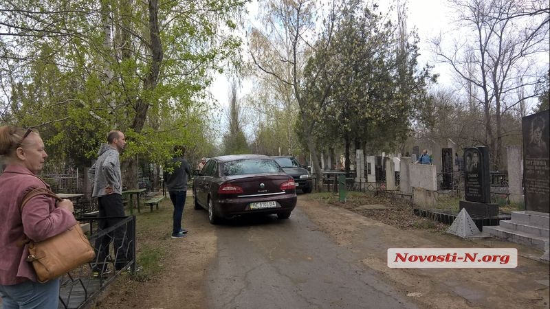 Накануне поминального дня на городском кладбище горы мусора