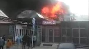 В России вспыхнул крупный пожар на главном рынке Нальчика