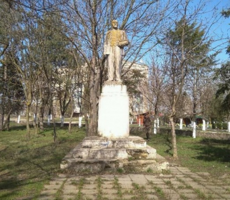 В Одесской области нашли "забытого" последнего Ленина и сразу же снесли его