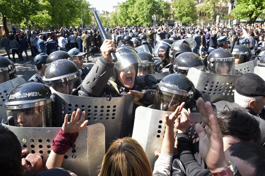 Протесты в Армении: демонстранты начали блокирование правительства