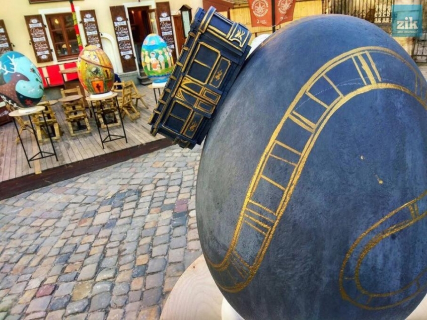 В центре Львова с благотворительного фестиваля похитили полуметровую гипсовую писанку