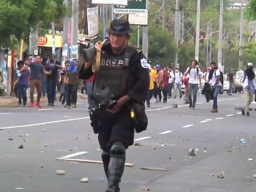 Репортера застрелили во время трансляции о протестах в Никарагуа в соцсетях