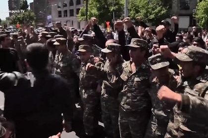 К протестам в Ереване присоединились военные 