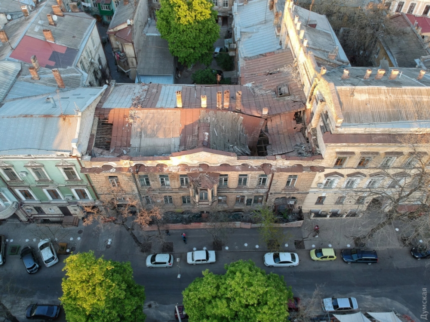 В Одессе в "доме Гоголя" обвалилась крыша, разрушив перекрытия. ВИДЕО