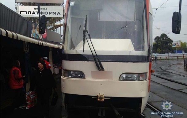 В Киеве в трамвае элемент ходовой вагона пробил пол и ранил 80-летнюю пассажирку