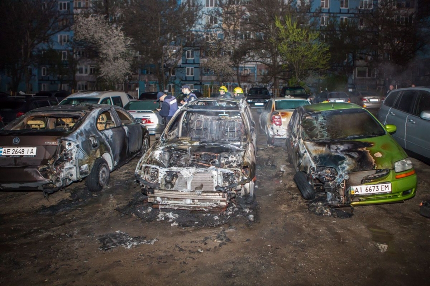 В Днепре на стоянке сгорели 5 авто: супружеская пара чудом спаслась
