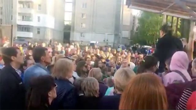 Во Львове прошел митинг в поддержку учительницы, поздравившей Гитлера