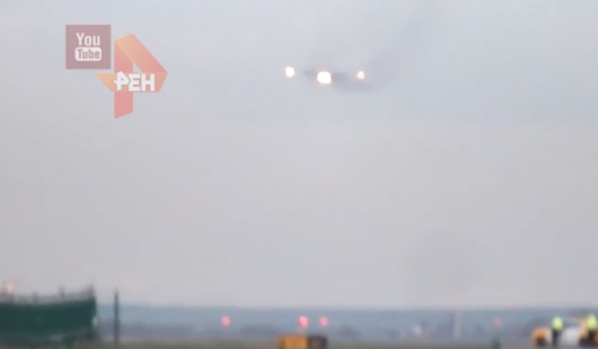 Опубликовано видео аварийной посадки огромного лайнера в Подмосковье 
