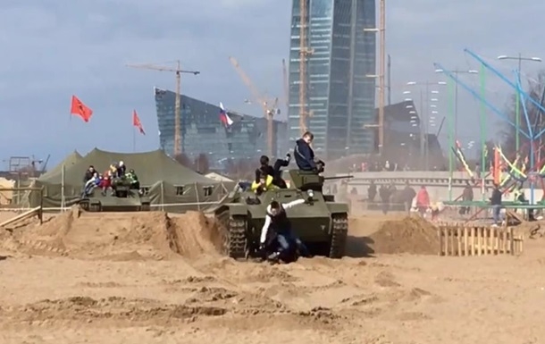В Петербурге на фестивале три человека попали под танк, на котором катались. ВИДЕО