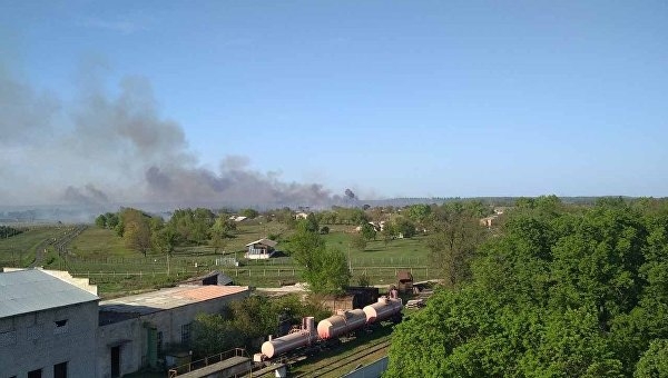 Взрывы в Балаклее: военные тушат пожар и на земле и с воздуха