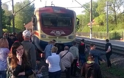 Под Львовом пассажиры перекрыли железную дорогу