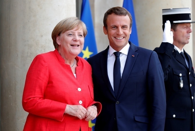 Порошенко 9 мая встретится с Меркель и Макроном