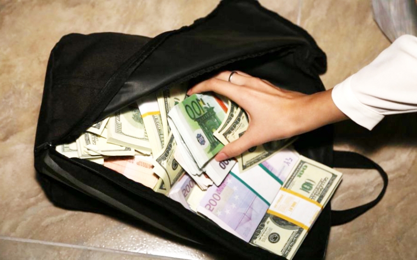 Львовская девочка украла рюкзак с деньгами у европейского туриста