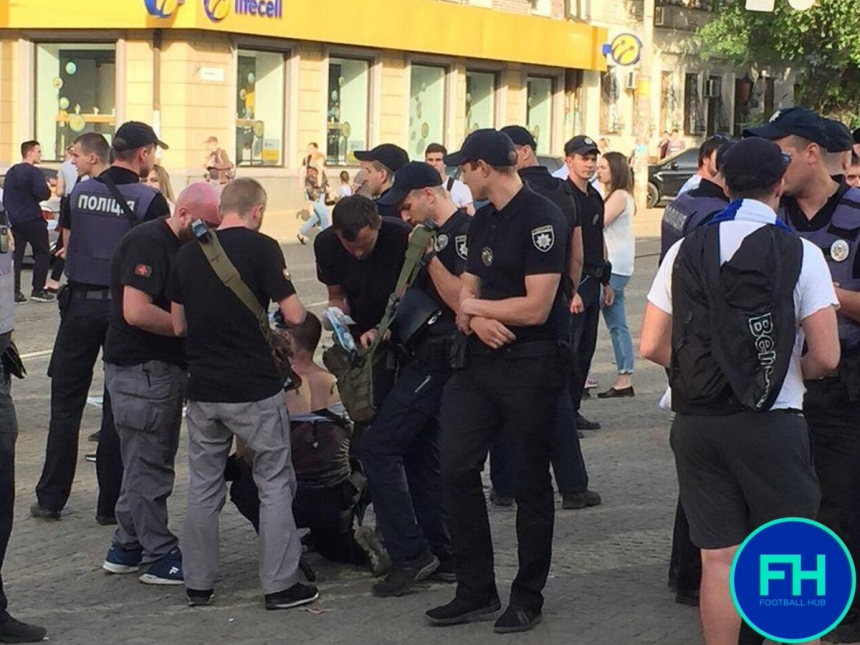 В Днепре подрались болельщики: 20 задержанных, пострадал полицейский