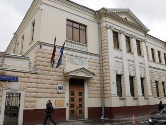 Посольство Латвии в Москве закидали дымовыми шашками
