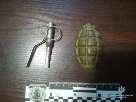 Очаковец у военного порта нашел гранату и сдал полиции
