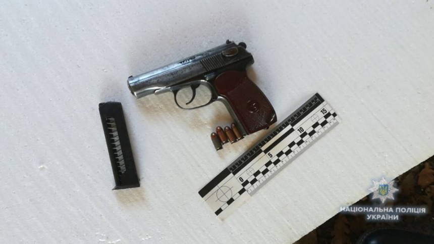 На Николаевщине у мужчины нашли пистолет Макарова и автомат Калашникова с глушителем
