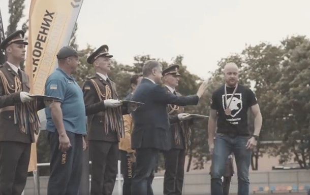 Ветеран Азова отказался пожать руку Порошенко. ВИДЕО