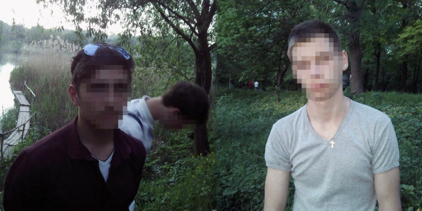 В Первомайске в парке "застукали" подростков: одни пили спиртное, вторые курили кальян