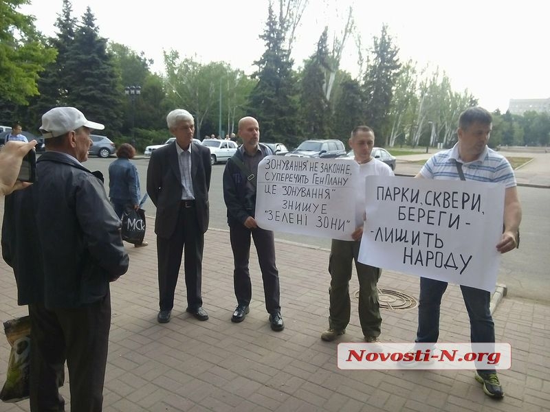 В преддверии сессии к Николаевскому горсовету подтянулись пикетчики