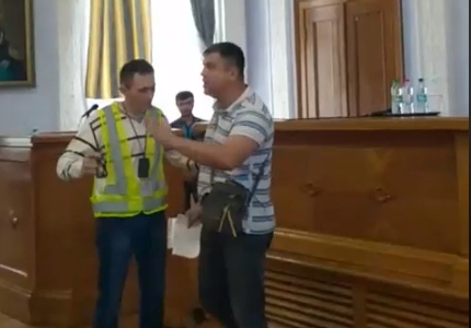 В Николаеве на сессии горсовета активист попытался выступить с трибуны и устроил скандал