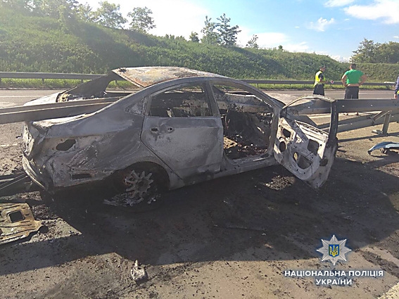 На Николаевщине авто загорелось после столкновения с отбойником – женщина погибла, пассажир ранен