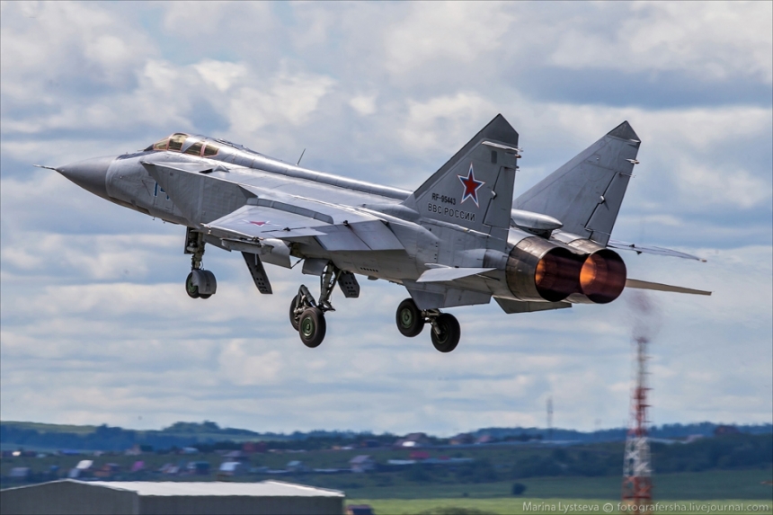Истребитель-перехватчик МиГ-31БМ загорелся на аэродроме в России