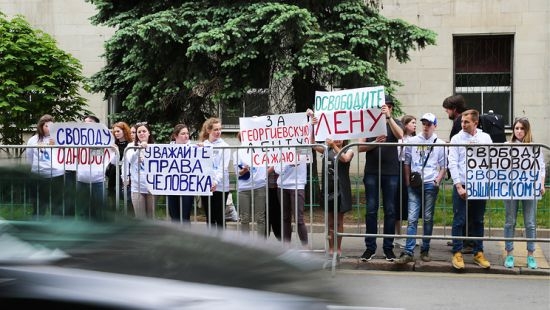 В РФ в поддержку главреда "РИА-Новости Украина" пикетировали посольство Украины