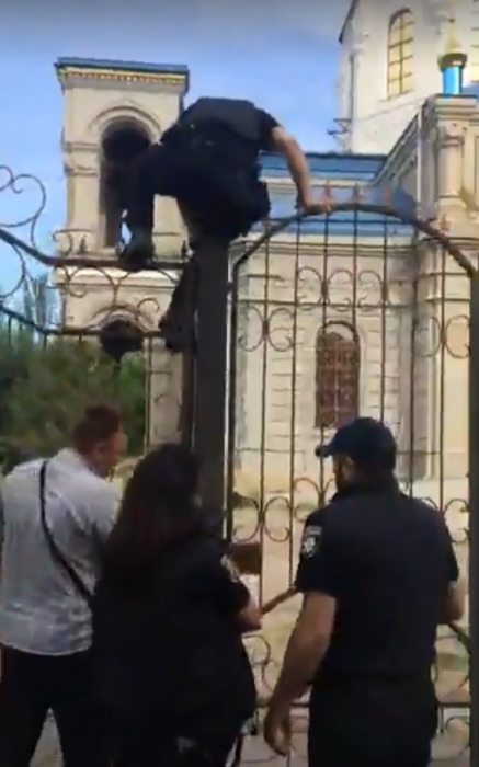 В Николаеве вновь разгорелся конфликт вокруг храма Невского: полиции пришлось лезть через забор