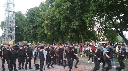 В Черкассах на футбольном матче ультрас подрались с полицией. ВИДЕО