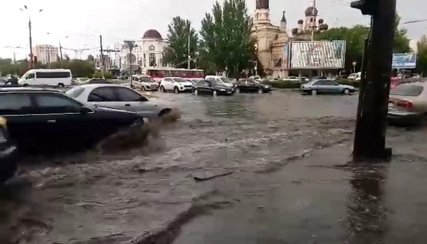 В Николаеве из-за сильного дождя затопило улицу Садовую.ВИДЕО