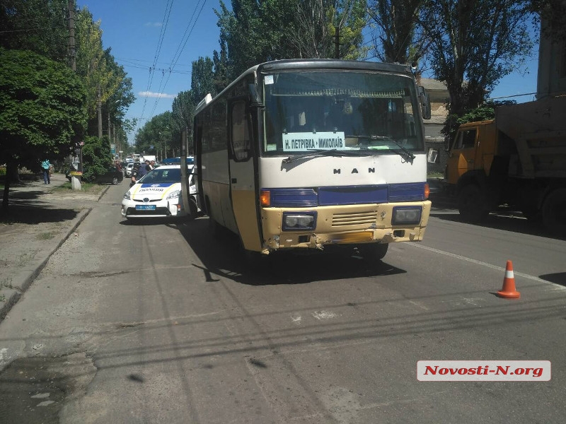 В центре Николаева рейсовый автобус протаранил «Форд»: госпитализирована 10-летняя девочка