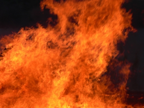 МЧСники почти два часа тушили пожар в Снигиревском районе