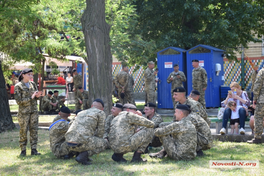 Как в Николаеве Президент Украины менял береты морпехам. ФОТОРЕПОРТАЖ