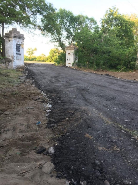 В Николаеве прокладывают новые дороги мешая асфальт с грязью. ВИДЕО