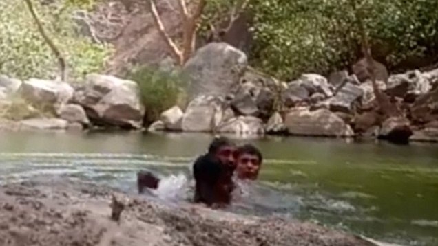 Трое индийцев случайно сняли собственную гибель на видео