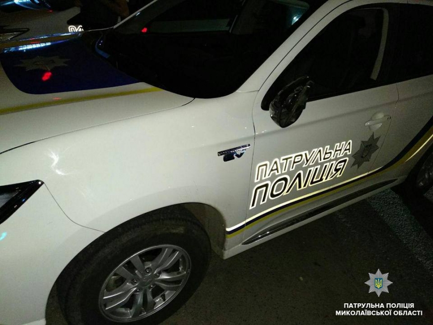 В Николаеве пьяный водитель на  Mitsubishi врезался в патрульный автомобиль