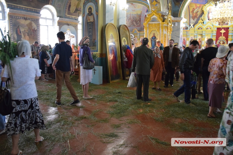  В главном николаевском православном храме отмечают Троицу. ФОТОРЕПОРТАЖ