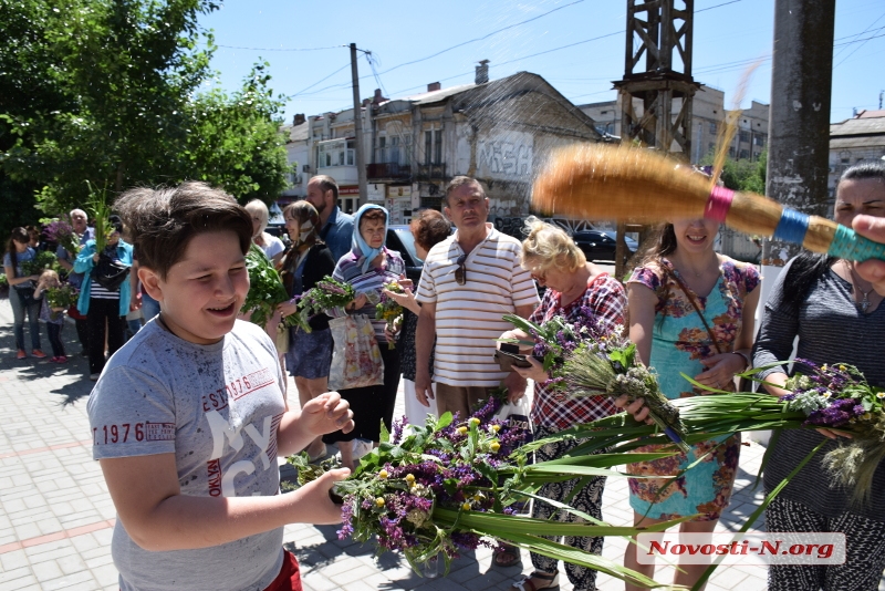  В главном николаевском православном храме отмечают Троицу. ФОТОРЕПОРТАЖ