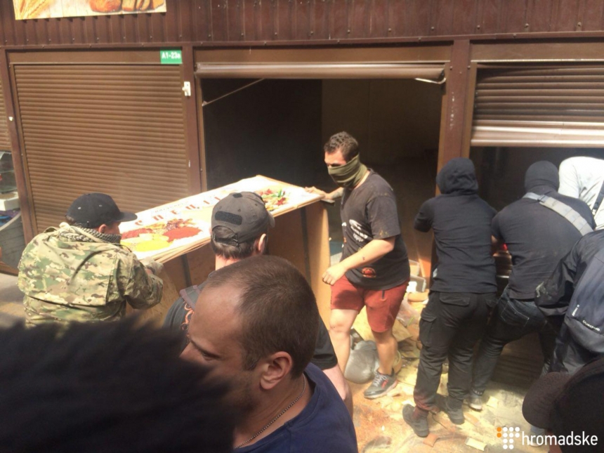 Радикалы из С14 опровергают свое участие в погроме на рынке в Киеве