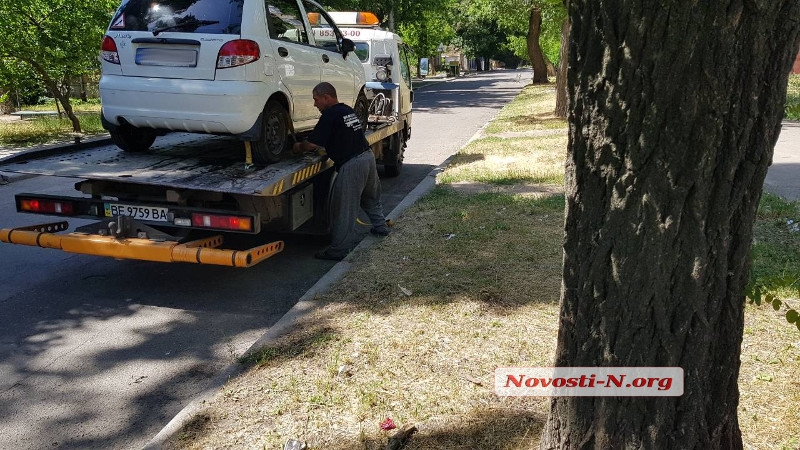 В Николаеве девушка на "Деу Матиз" въехала в дерево