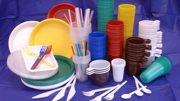 В Европе собираются запретить использование пластиковых соломинок и любой посуды