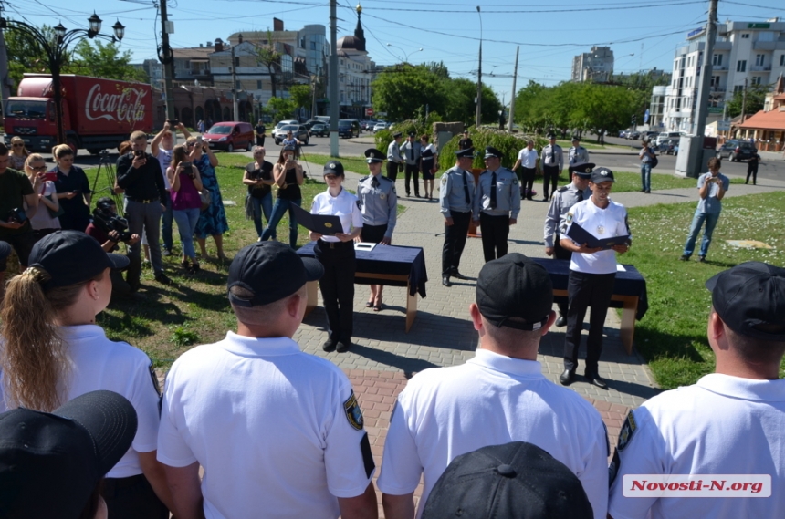 «Олицетворение закона и порядка»: в Николаеве новые полицейские приняли присягу