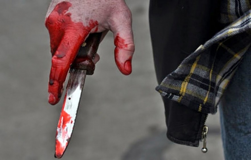 На Николаевщине мужчину подрезали ножом, а он обезвредил обидчиков и вызвал себе «скорую»