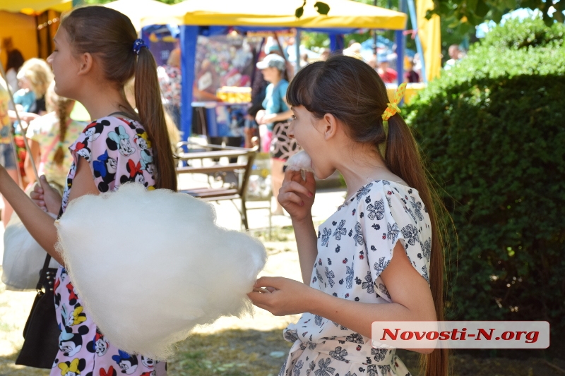 Николаевцы отмечают день защиты детей с мороженым и воздушными шариками. ФОТОРЕПОРТАЖ