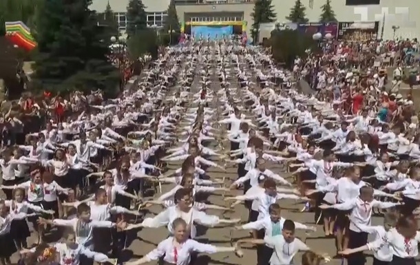 Массовый танец детей в Обухове побил рекорд