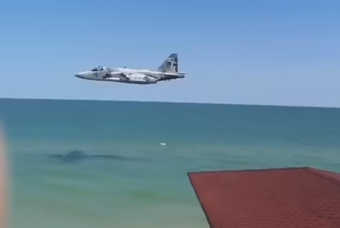 Украинский Су-25 пролетел предельно низко над пляжем в Кирилловке.ВИДЕО