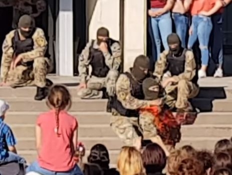 В Запорожской области на детском празднике спецназовцы показали, как резать горло. ВИДЕО