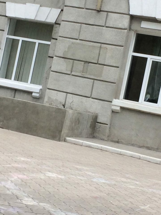 В Харькове с фасада школы сорвали мемориальную доску маршалу Жукову